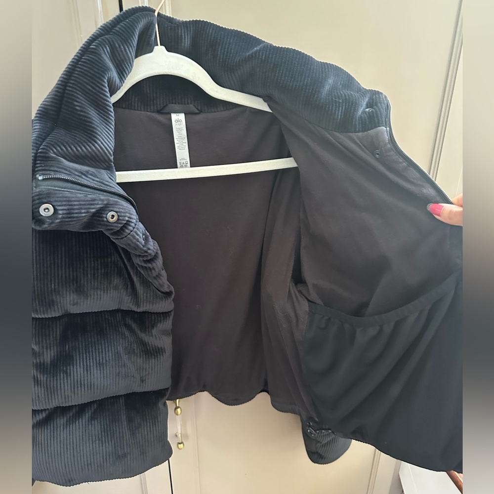 ALO Yoga Ribbed Velour Gold Rush Puffer Black - Picture 5 of 14